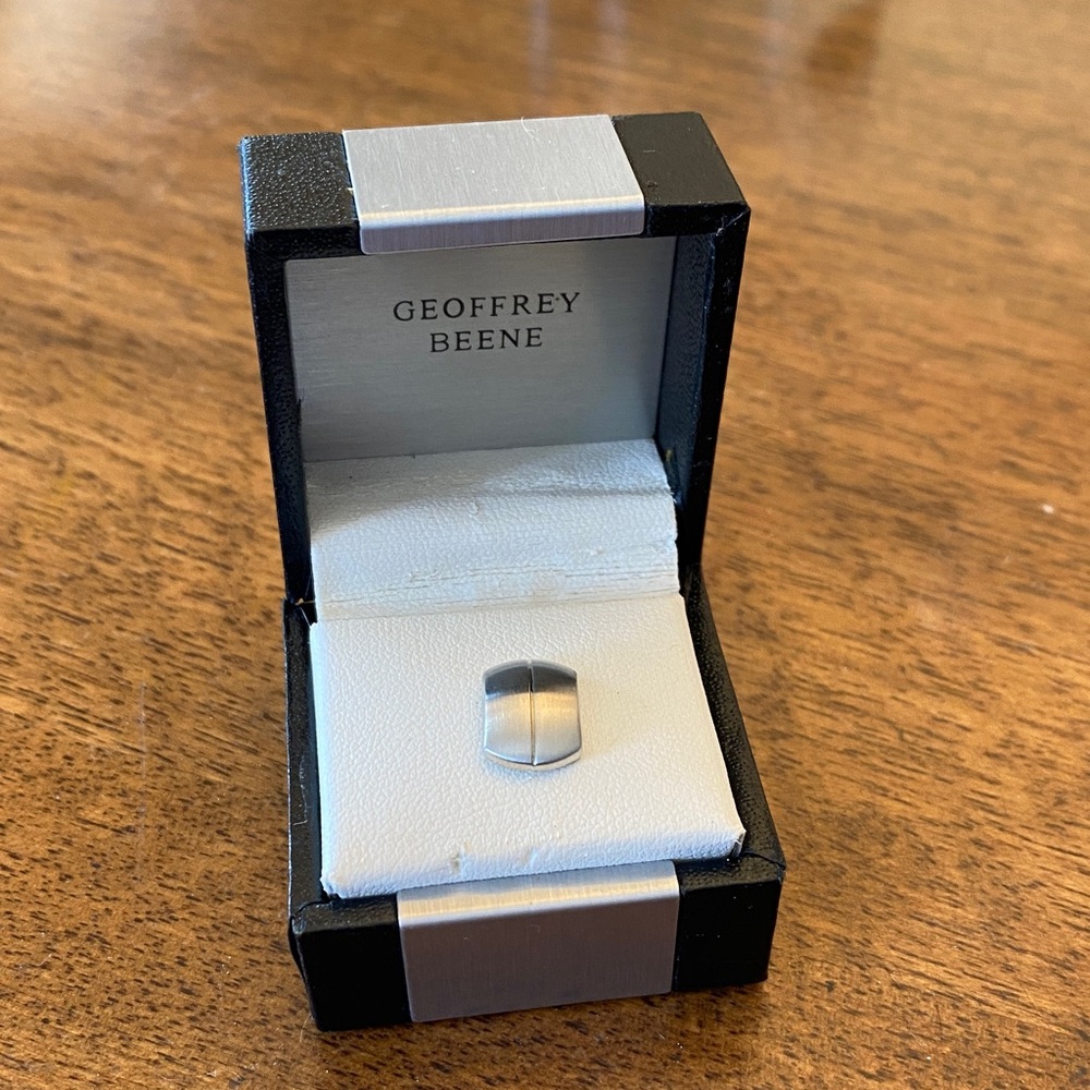 FREE GEOFFREY BEENE Tie Tac